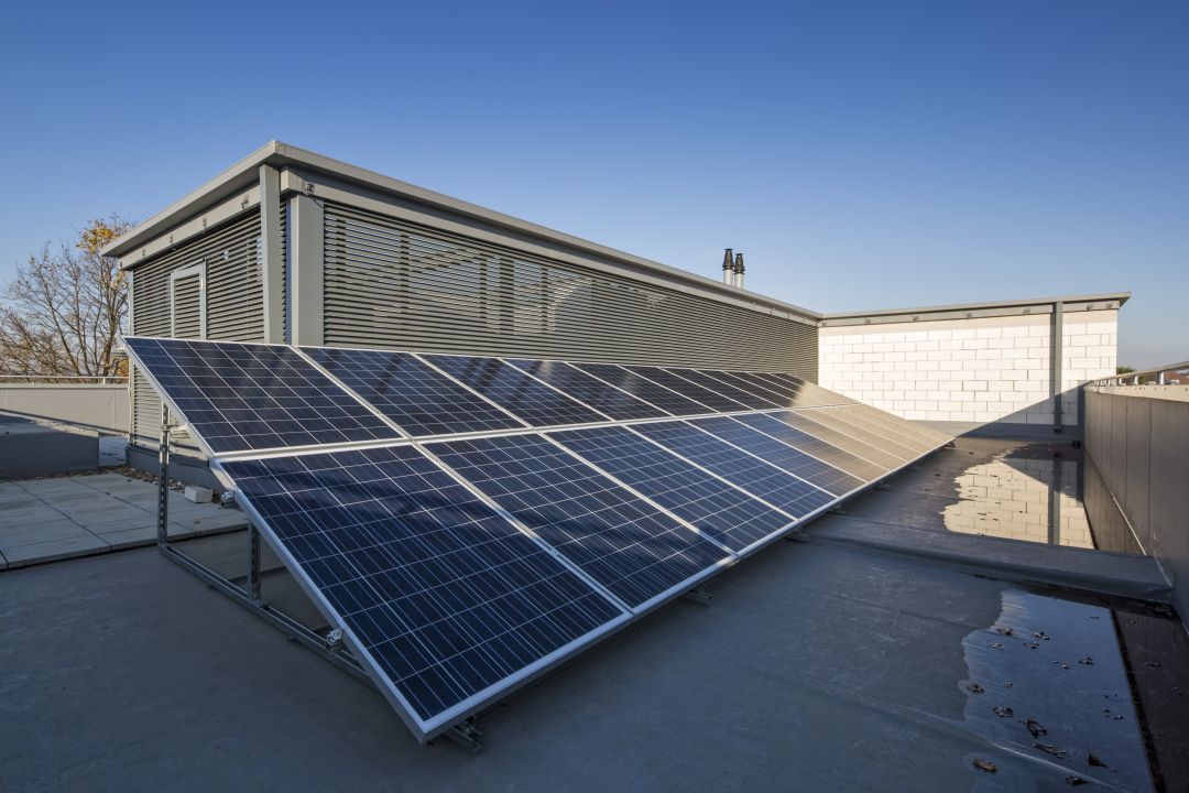 Placas solares en la azotea de un edificio. Placas solares en la azotea de un edificio.