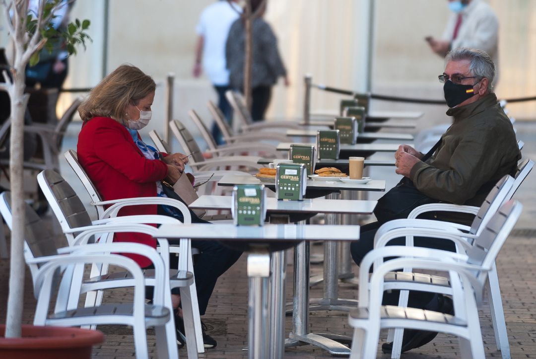 Archivo - Consumidores de terrazas, bares y cafeterías de Málaga portan sus mascarillas ante la obligatoriedad por parte de la Junta de Andalucía de ponérselas mientras no se esté consumiendo Archivo - Consumidores de terrazas, bares y cafeterías de Málaga portan sus mascarillas ante la obligatoriedad por parte de la Junta de Andalucía de ponérselas mientras no se esté consumiendo