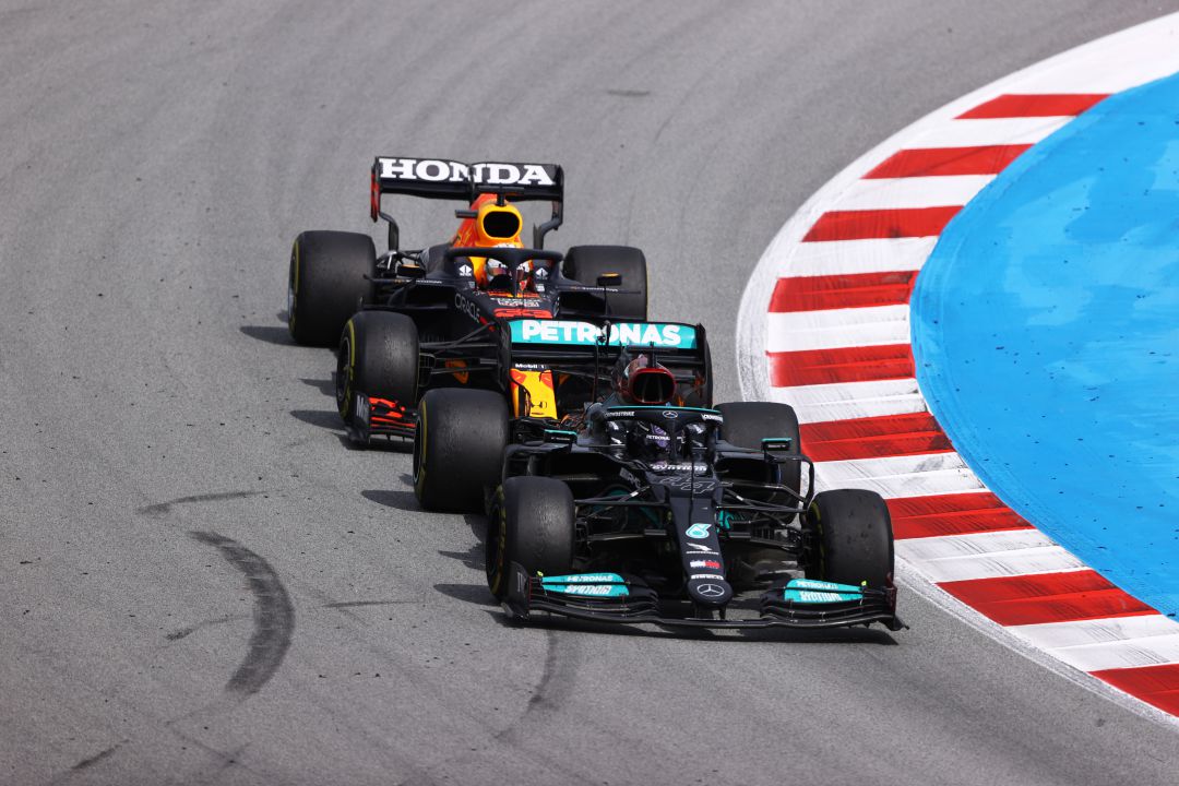 Lewis Hamilton tras rebasar a Max Verstappen en España Lewis Hamilton tras rebasar a Max Verstappen en España