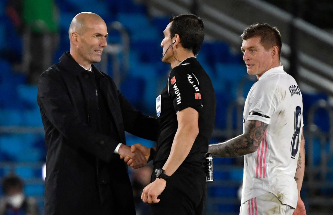 Zidane saluda y charla con Martínez Munuera al término del encuentro Zidane saluda y charla con Martínez Munuera al término del encuentro