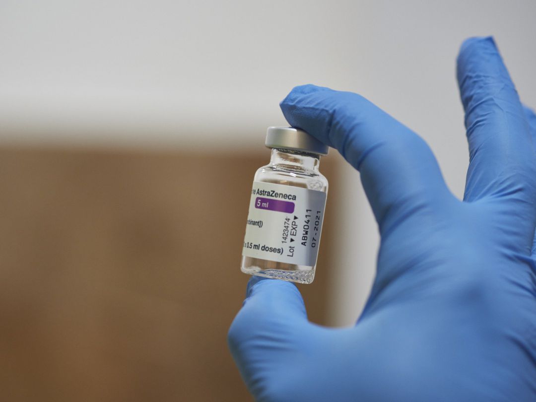 Una sanitaria con un vial de la vacuna de AstraZeneca contra la COVID-19 Una sanitaria con un vial de la vacuna de AstraZeneca contra la COVID-19