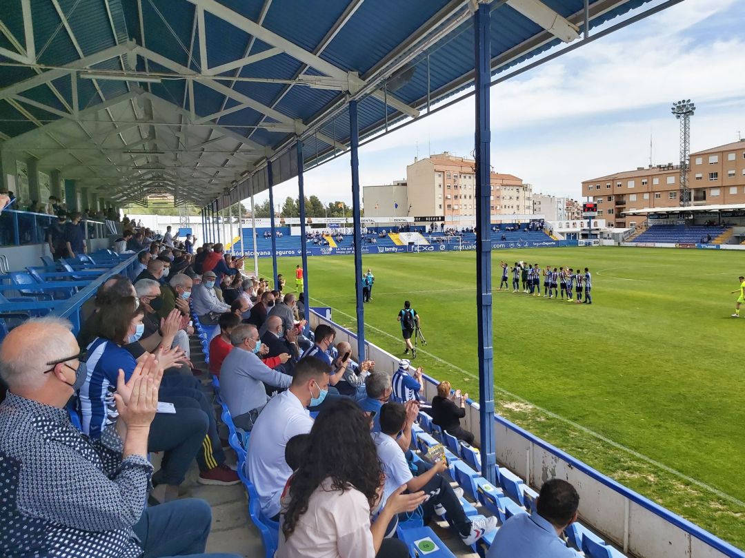Instantes del inicio del último partido de la temporada entre el Alcoyano y el Andorra en el que el público pudo volver al Collao por primera vez sin las grandes restricciones anteriores Instantes del inicio del último partido de la temporada entre el Alcoyano y el Andorra en el que el público pudo volver al Collao por primera vez sin las grandes restricciones anteriores