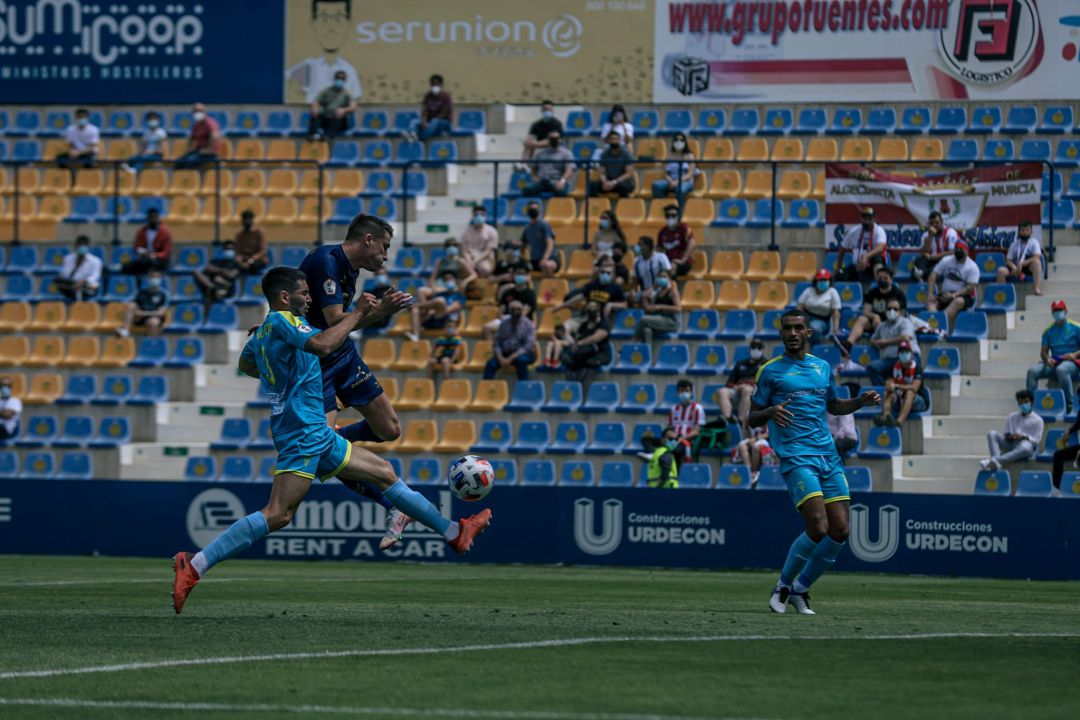 Un momento del partido. Un momento del partido.