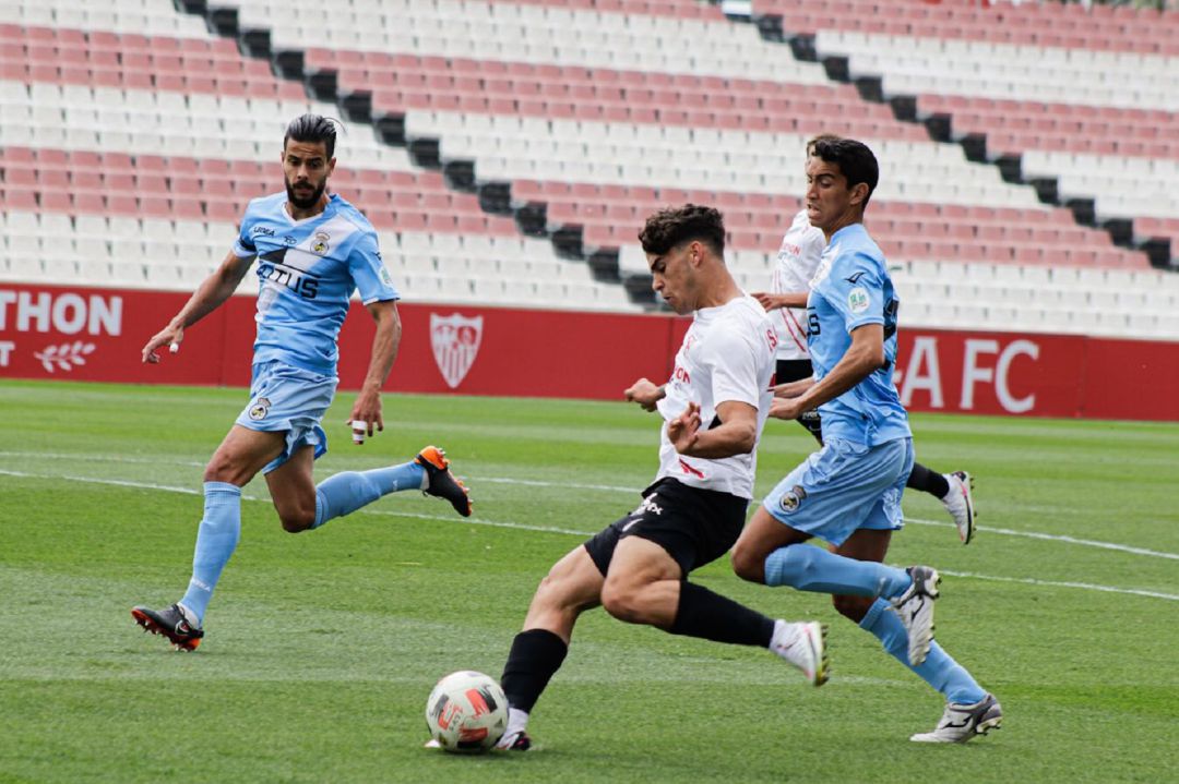Un momento del partido. Un momento del partido.