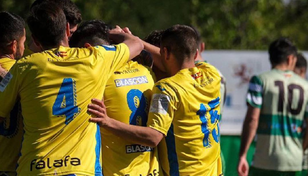 Los jugadores de la Arandina se abrazan tras uno de los tantos logrados ante la Virgen del Camino en el partido disputado en Los Dominicos. Los jugadores de la Arandina se abrazan tras uno de los tantos logrados ante la Virgen del Camino en el partido disputado en Los Dominicos.