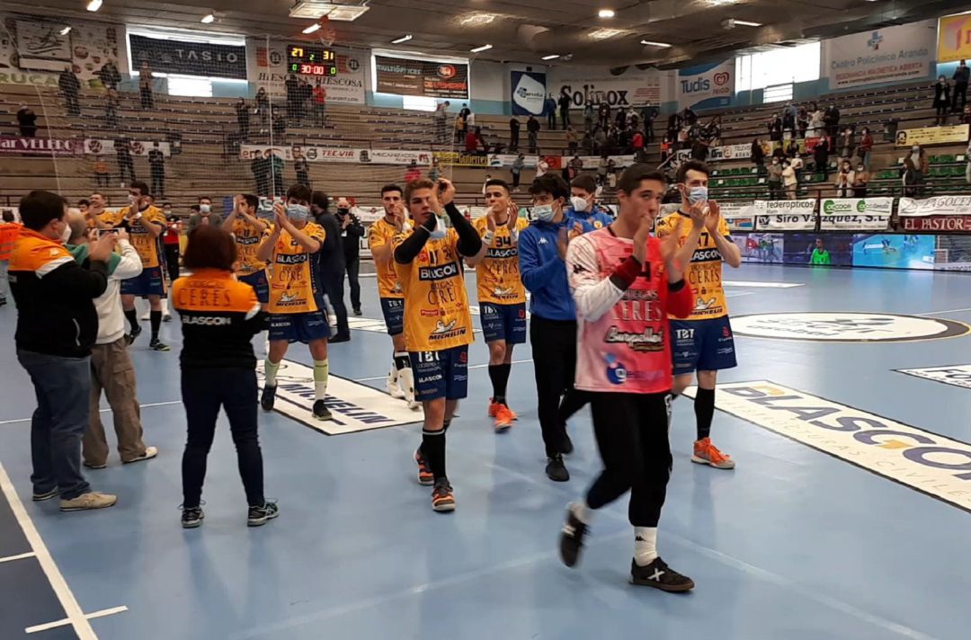 La cantera se ganó el protagonismo con acciones de mérito de Víctor Calleja (de frente) en la portería y Alberto González, que marcó su primer gol en ASOBAL. La cantera se ganó el protagonismo con acciones de mérito de Víctor Calleja (de frente) en la portería y Alberto González, que marcó su primer gol en ASOBAL.