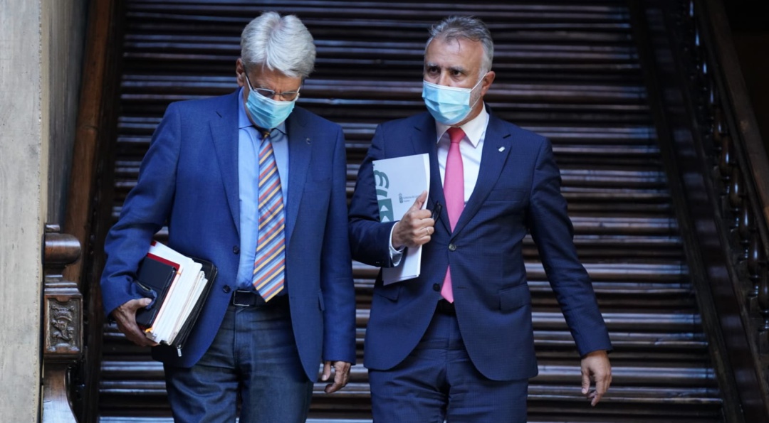 Angel Víctor Torres (d), presidente de Canarias, acompañado del portavoz del Gobierno, Julio Pérez (iz) en un momento en la sede de la Presidencia del Gobierno de Santa Cruz de Tenerife momentos antes del anuncio de los detalles del decreto canario tras el estado de alarma Angel Víctor Torres (d), presidente de Canarias, acompañado del portavoz del Gobierno, Julio Pérez (iz) en un momento en la sede de la Presidencia del Gobierno de Santa Cruz de Tenerife momentos antes del anuncio de los detalles del decreto canario tras el estado de alarma