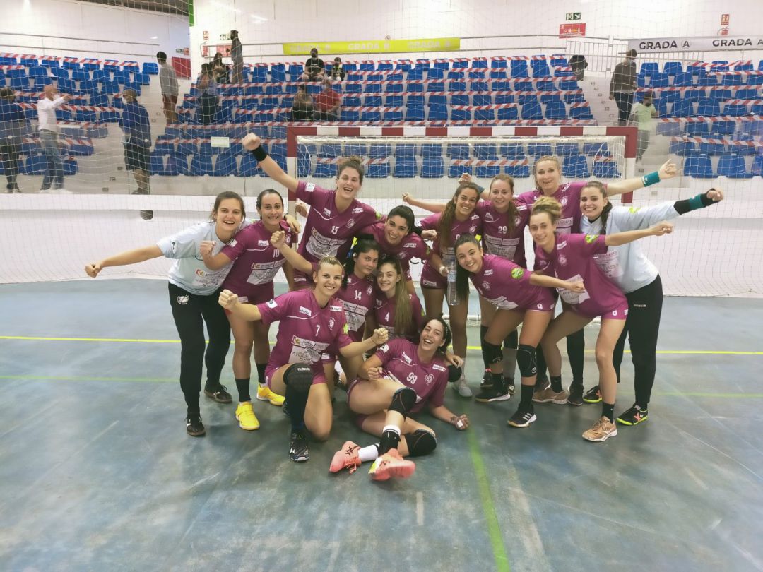 Las jugadoras de Adesal celebrando una victoria. Las jugadoras de Adesal celebrando una victoria.