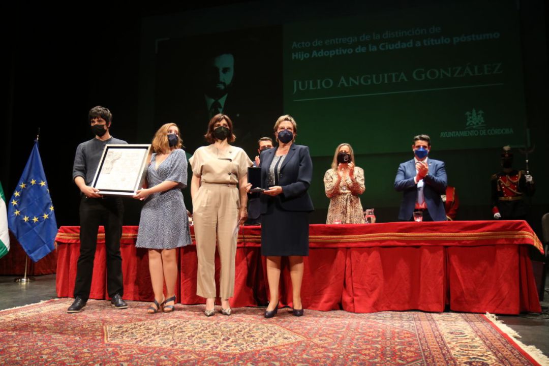 De izquierda a derecha, los hijos de Anguita: Juan Antonio, Carmen y Ana. Y su viuda, Agustina Martín. De izquierda a derecha, los hijos de Anguita: Juan Antonio, Carmen y Ana. Y su viuda, Agustina Martín.