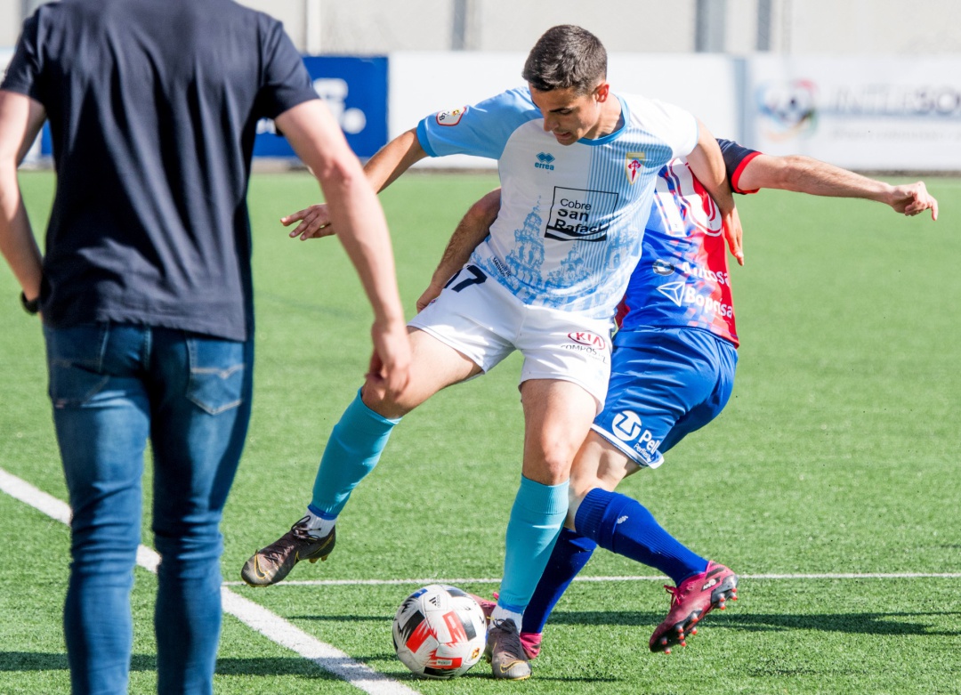 Gabri Palmás intenta aguantar el balón ante la presión de un rival del Langreo Gabri Palmás intenta aguantar el balón ante la presión de un rival del Langreo