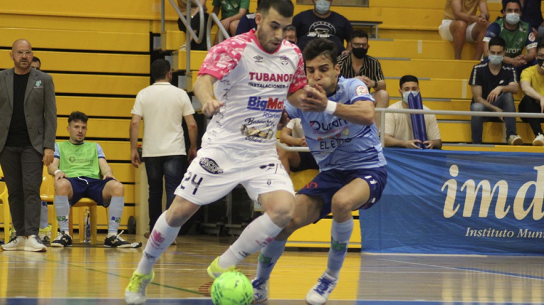Armando conduce el balón ante la presión de Nacho Gil en el partido de El Ejido Armando conduce el balón ante la presión de Nacho Gil en el partido de El Ejido
