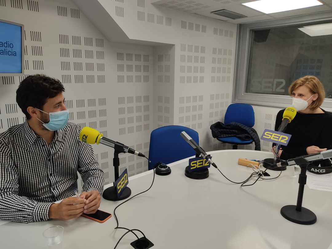 El secretario general de Podemos en Galicia, Antón Gómez-Reino, en los estudios de Radio Galicia, junto a la responsable de contenidos, Aida Pena. El secretario general de Podemos en Galicia, Antón Gómez-Reino, en los estudios de Radio Galicia, junto a la responsable de contenidos, Aida Pena.