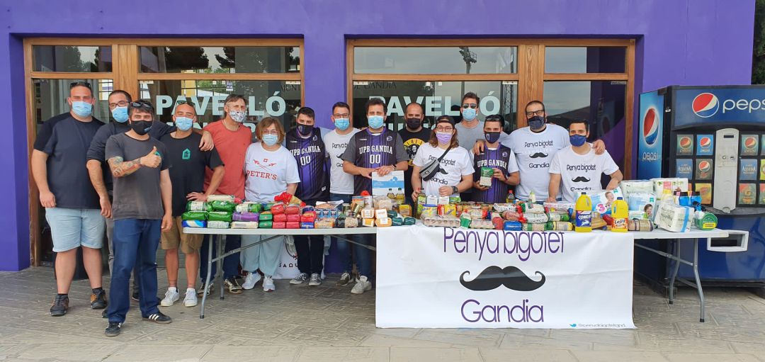 La Penya Bigotet y la directiva del club junto a los alimentos recogido en la campaña solidaria La Penya Bigotet y la directiva del club junto a los alimentos recogido en la campaña solidaria