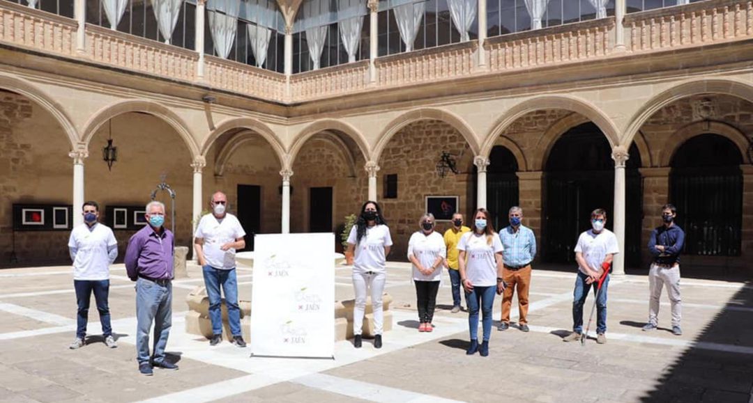 Miembros de la plataforma Úbeda por Jaén durante su presentación a los medios de comunicación en el Hospital de Santiago. Miembros de la plataforma Úbeda por Jaén durante su presentación a los medios de comunicación en el Hospital de Santiago.