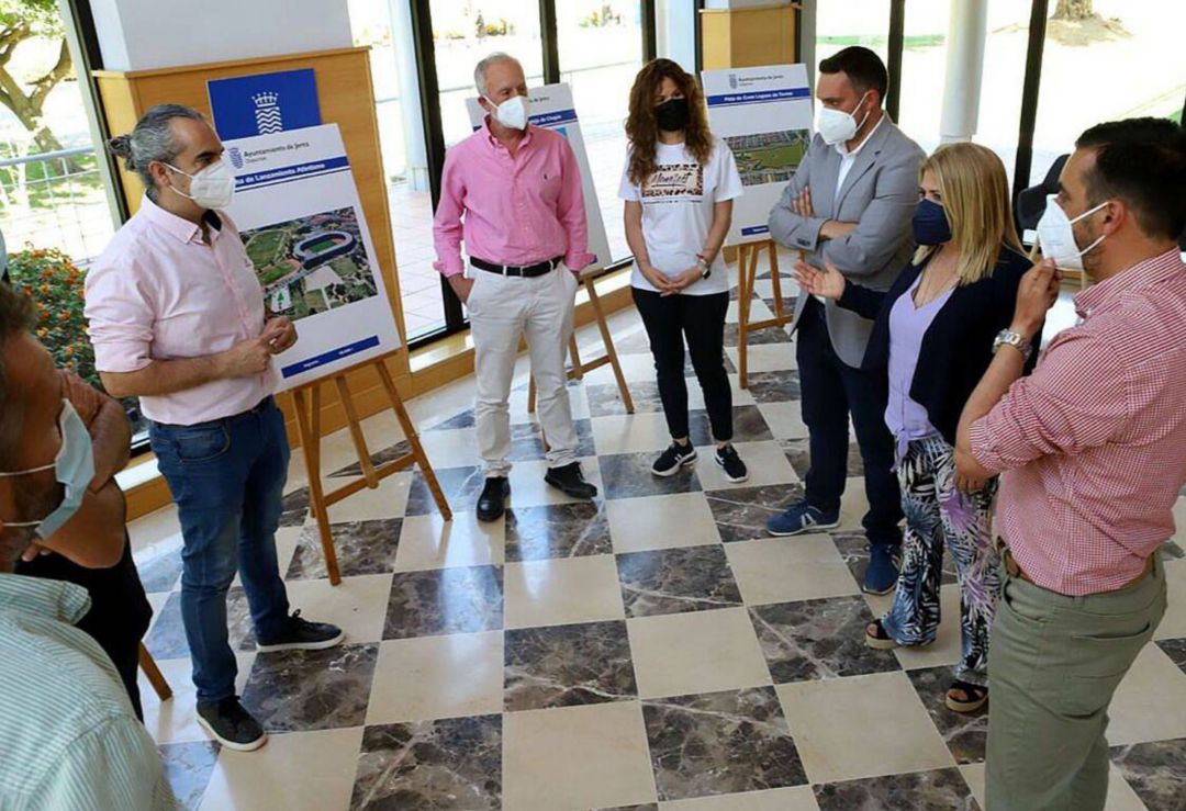 La alcaldesa presenta a los clubes de atletismo el Circuito de Cross de Torrox La alcaldesa presenta a los clubes de atletismo el Circuito de Cross de Torrox