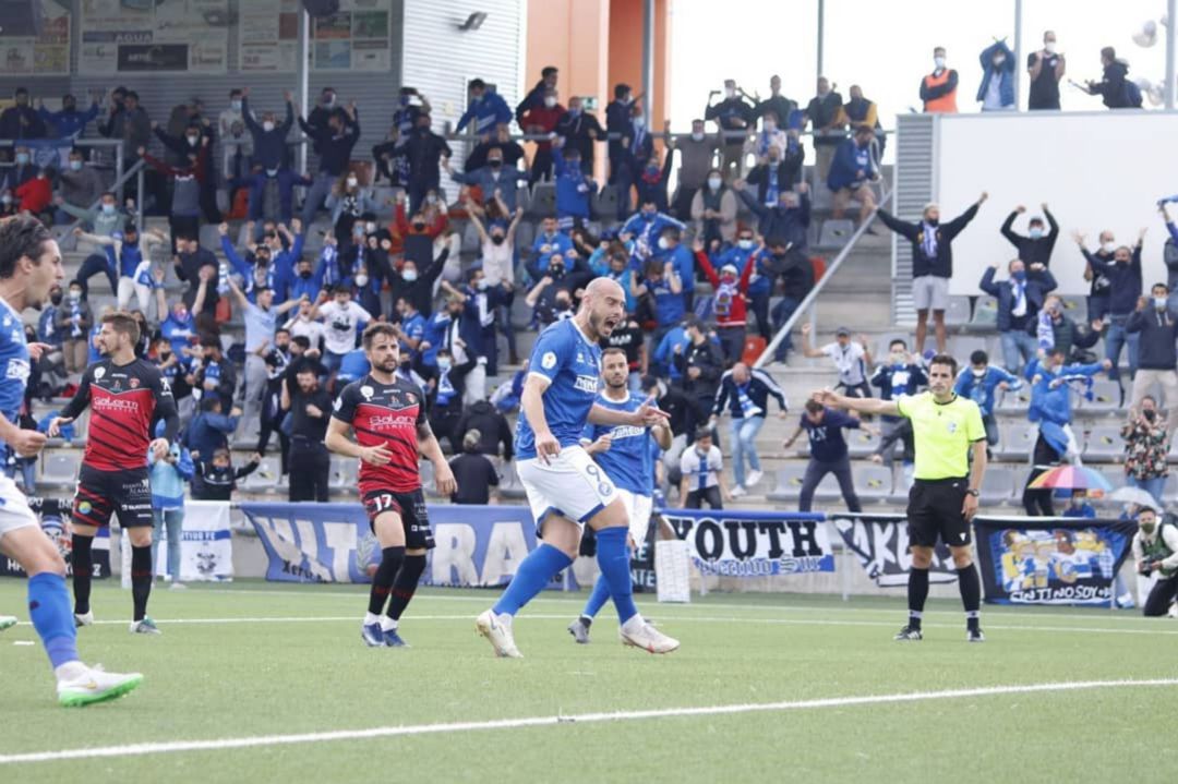 Antonio Sánchez grita el gol tras anotar de penalti el empate a uno Antonio Sánchez grita el gol tras anotar de penalti el empate a uno