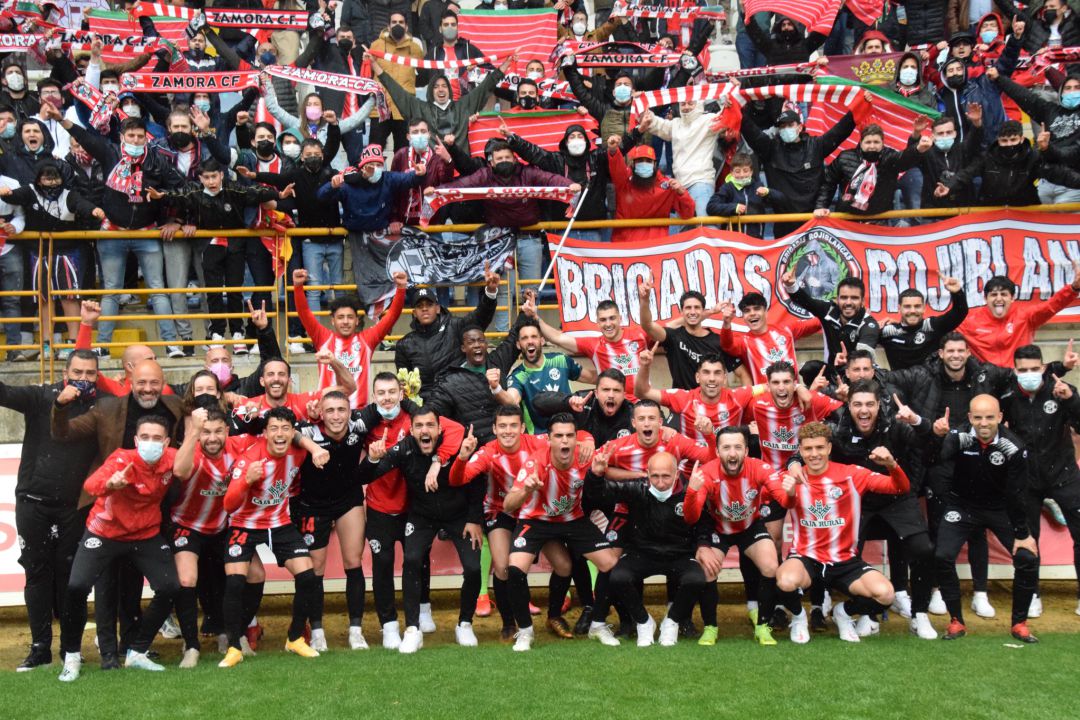 Jugadores e hinchas zamoranos, de fiesta en León Jugadores e hinchas zamoranos, de fiesta en León