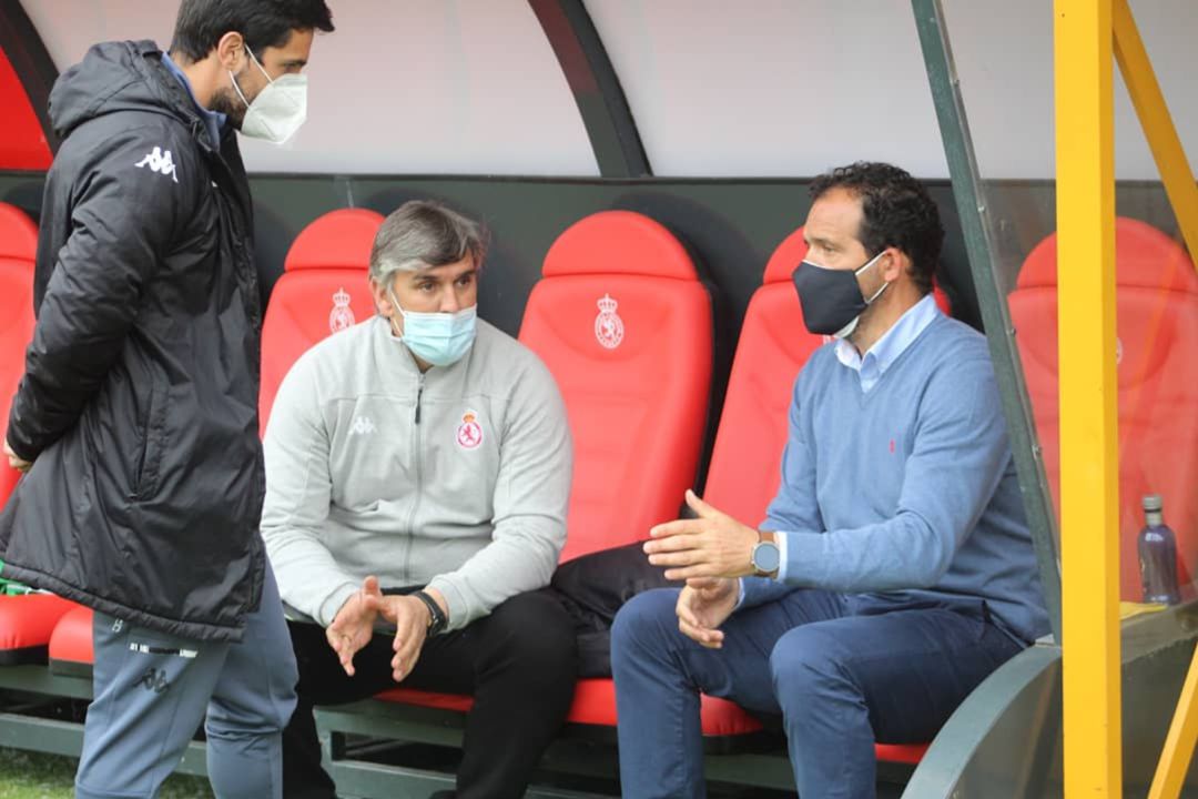 Ramón, junto a su cuerpo técnico, en el banquillo del Reino de León al que regresó como primer entrenador Ramón, junto a su cuerpo técnico, en el banquillo del Reino de León al que regresó como primer entrenador