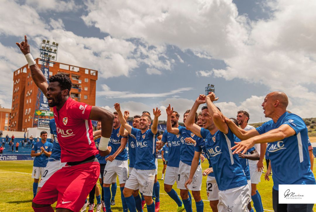Jugadores azulillos celebran el título de campeones en el Grupo IV de la Segunda B Jugadores azulillos celebran el título de campeones en el Grupo IV de la Segunda B