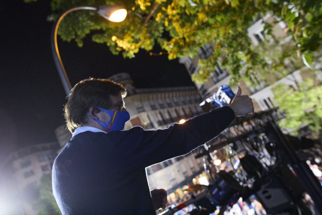 El alcalde de Madrid, José Luis Martínez-Almeida, en el balcón de la sede del partido durante los primeros sondeos de la noche de elecciones autonómicas El alcalde de Madrid, José Luis Martínez-Almeida, en el balcón de la sede del partido durante los primeros sondeos de la noche de elecciones autonómicas
