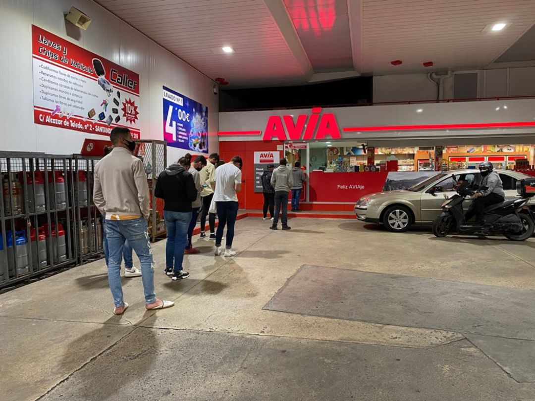 Colas en las gasolineras de Santander después de la finalización del Estado de alarma Colas en las gasolineras de Santander después de la finalización del Estado de alarma