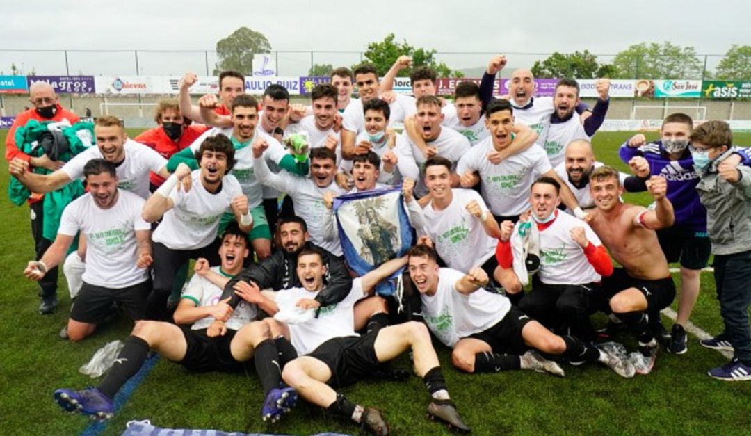 La plantilla del Rayo Cantabria festeja el ascenso en Santa Ana La plantilla del Rayo Cantabria festeja el ascenso en Santa Ana