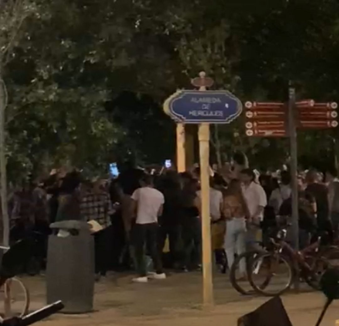 Concentración de personas en la Alameda de Hércules en la primera noche sin estado de alarma. Concentración de personas en la Alameda de Hércules en la primera noche sin estado de alarma.