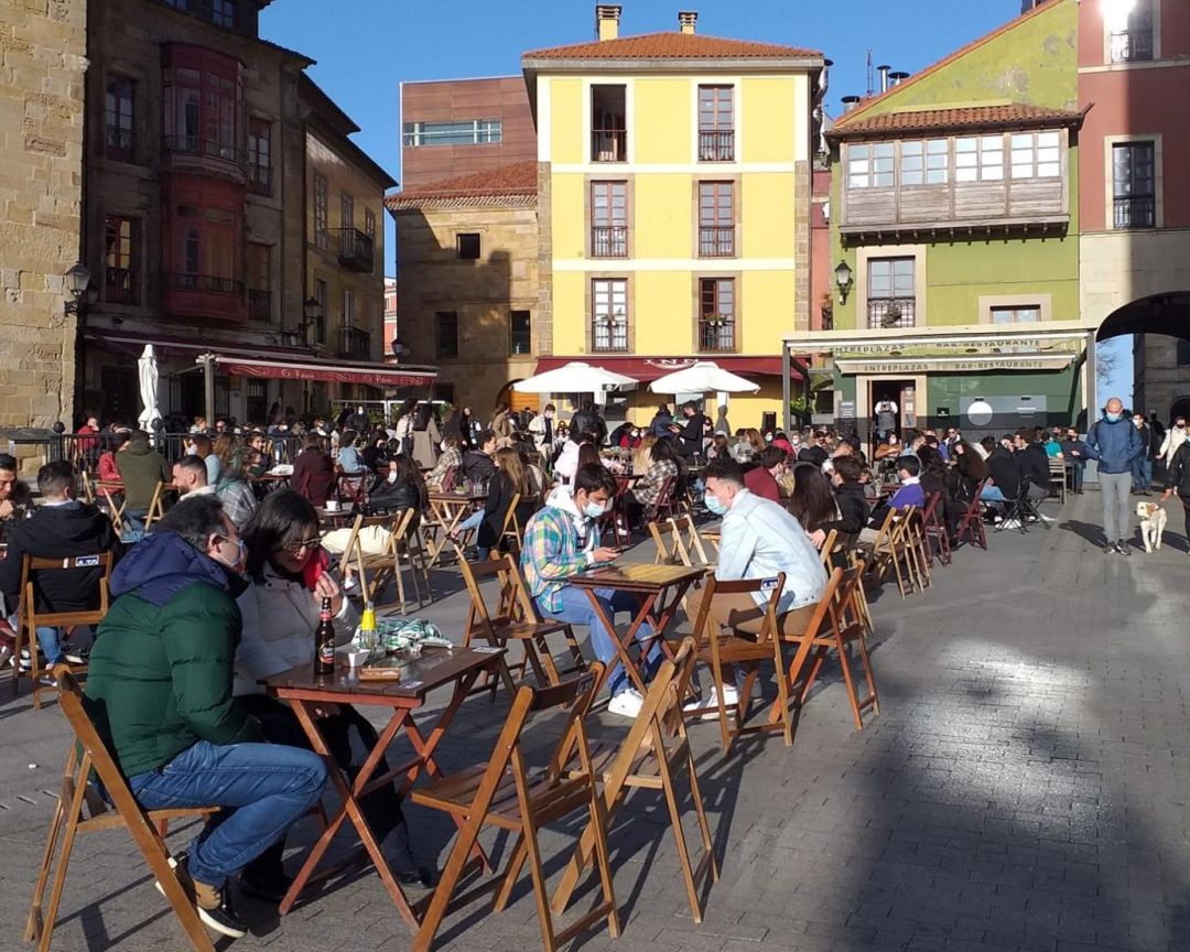 Mesas llenas en las terrazas de Gijón. Mesas llenas en las terrazas de Gijón.