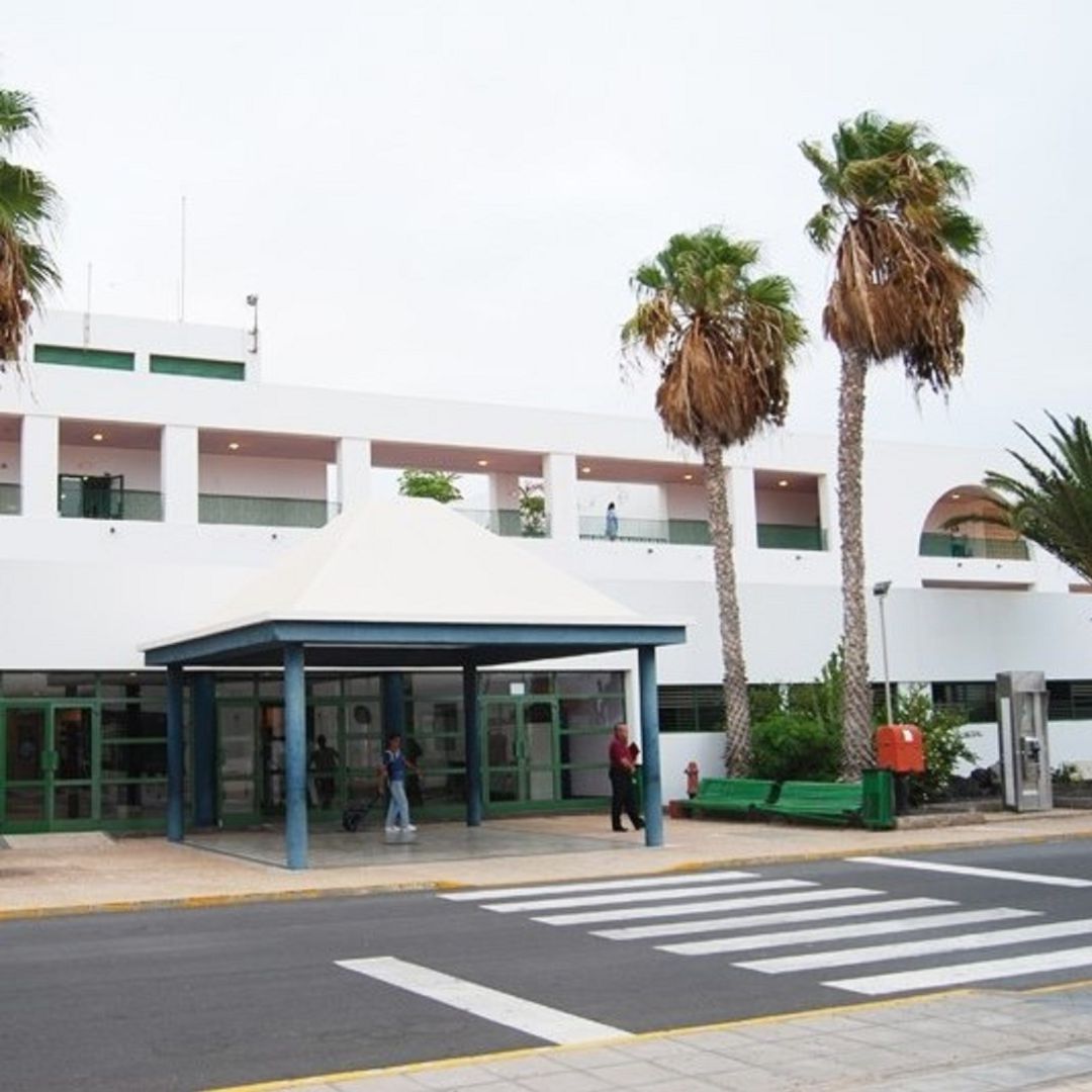Entrada principal del hospital doctor José Molina Orosa de Arrecife. Entrada principal del hospital doctor José Molina Orosa de Arrecife.