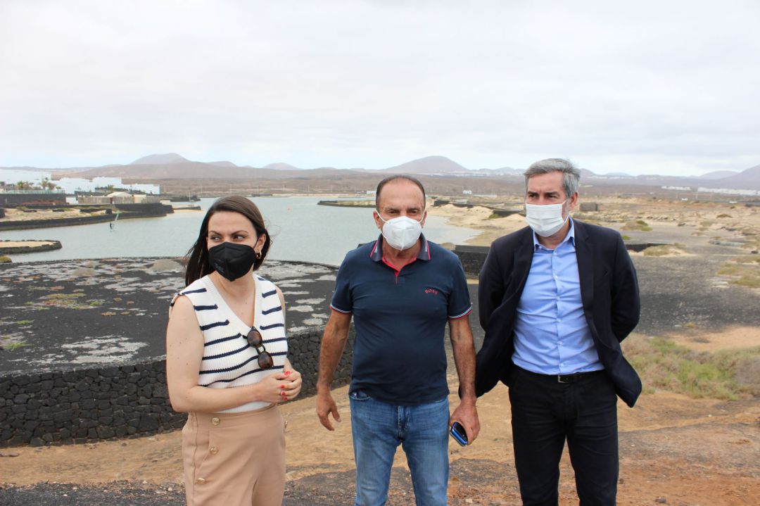 El secretario general de CC, Fernando Clavijo, con la secretaria general de Lanzarote, Migdalia Machín, y el alcalde de Tinajo, Jesús Machín, en el, lago de La Santa. El secretario general de CC, Fernando Clavijo, con la secretaria general de Lanzarote, Migdalia Machín, y el alcalde de Tinajo, Jesús Machín, en el, lago de La Santa.