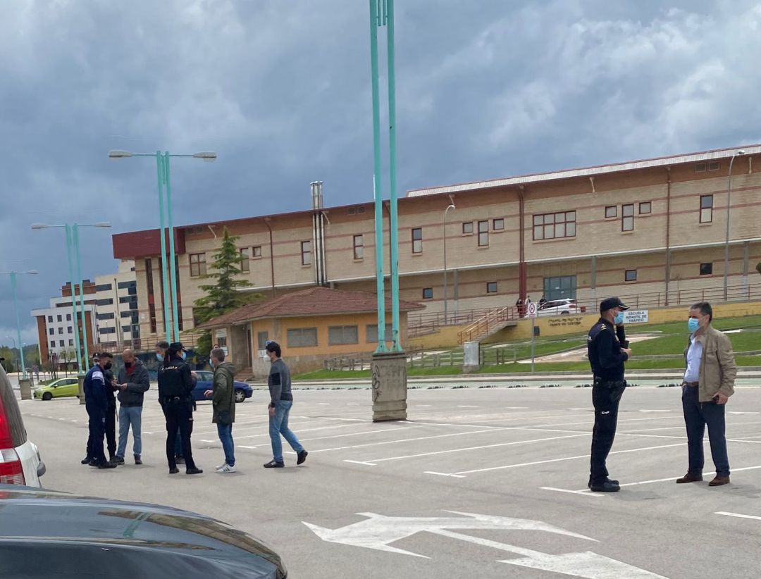 La Policía Nacional toma declaraciones, tras la trifulca en el parking de Los Pajaritos. La Policía Nacional toma declaraciones, tras la trifulca en el parking de Los Pajaritos.