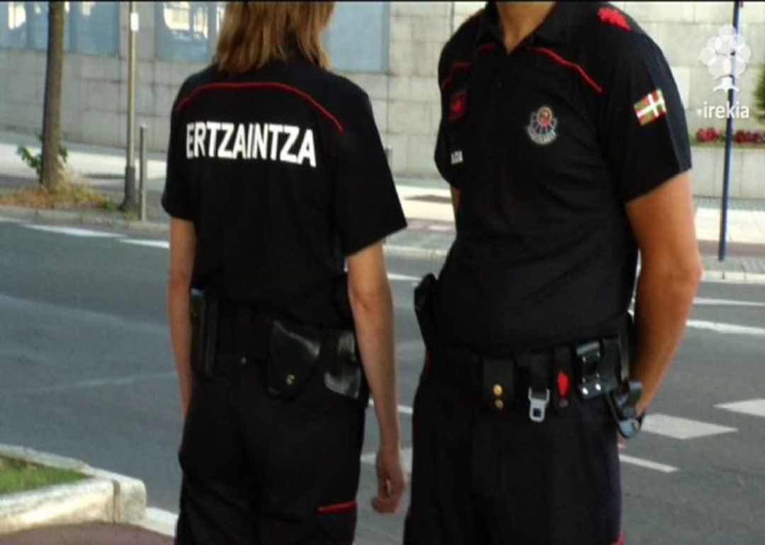 Agentes de la Ertzaintza Agentes de la Ertzaintza