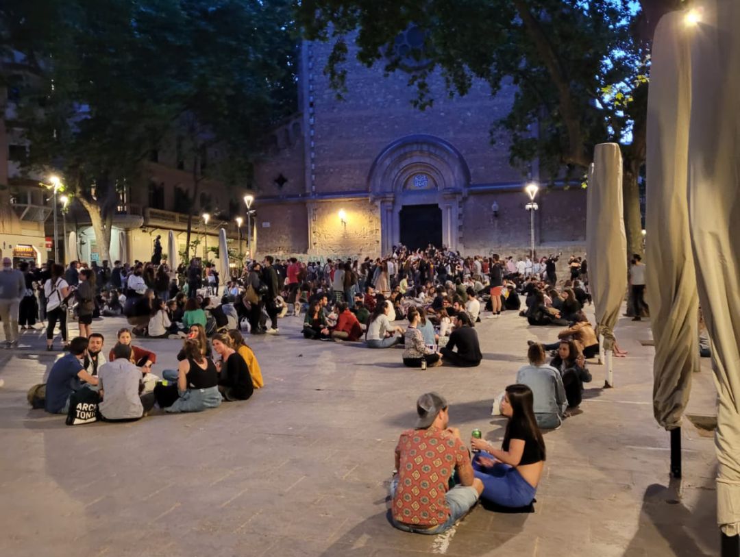 Jóvenes practicando el botellón eta noce de final del estado de alarma, en el barrio de Gracia de Barcelona Jóvenes practicando el botellón eta noce de final del estado de alarma, en el barrio de Gracia de Barcelona
