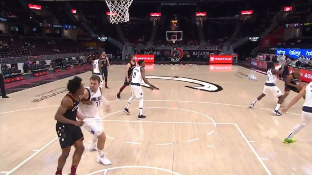Luka Doncic y Collin Sexton Luka Doncic y Collin Sexton