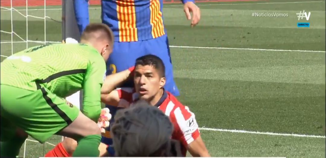 Luis Suárez y Ter Stegen discuten en el Camp Nou Luis Suárez y Ter Stegen discuten en el Camp Nou