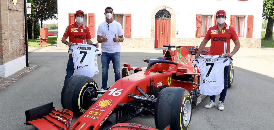 Cristiano Ronaldo posa junto a Sainz y Leclerc en Maranello Cristiano Ronaldo posa junto a Sainz y Leclerc en Maranello