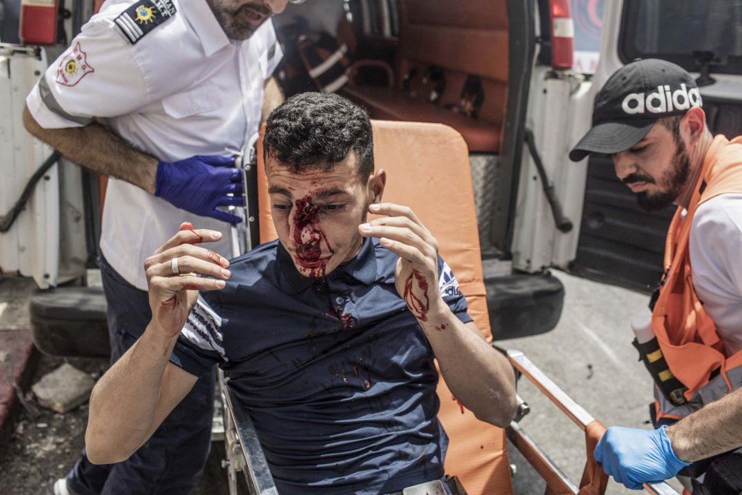 Sanitarios palestinos atienden a un manifestante herido en la Mezquita de Al Aqsa, en la parte vieja de Jerusalén. Sanitarios palestinos atienden a un manifestante herido en la Mezquita de Al Aqsa, en la parte vieja de Jerusalén.