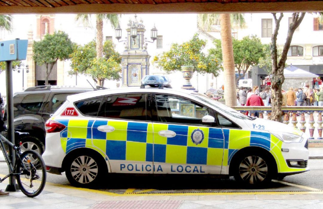 Un vehículo de Policía Local. Un vehículo de Policía Local.