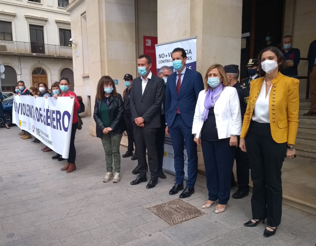 La ministra de Industria, Comercio y Turismo, Reyes Maroto (d), junto a la subdelegada del Gobierno, Araceli Poblador, en el minuto de silencio guardado ante la Subdelegación. La ministra de Industria, Comercio y Turismo, Reyes Maroto (d), junto a la subdelegada del Gobierno, Araceli Poblador, en el minuto de silencio guardado ante la Subdelegación.
