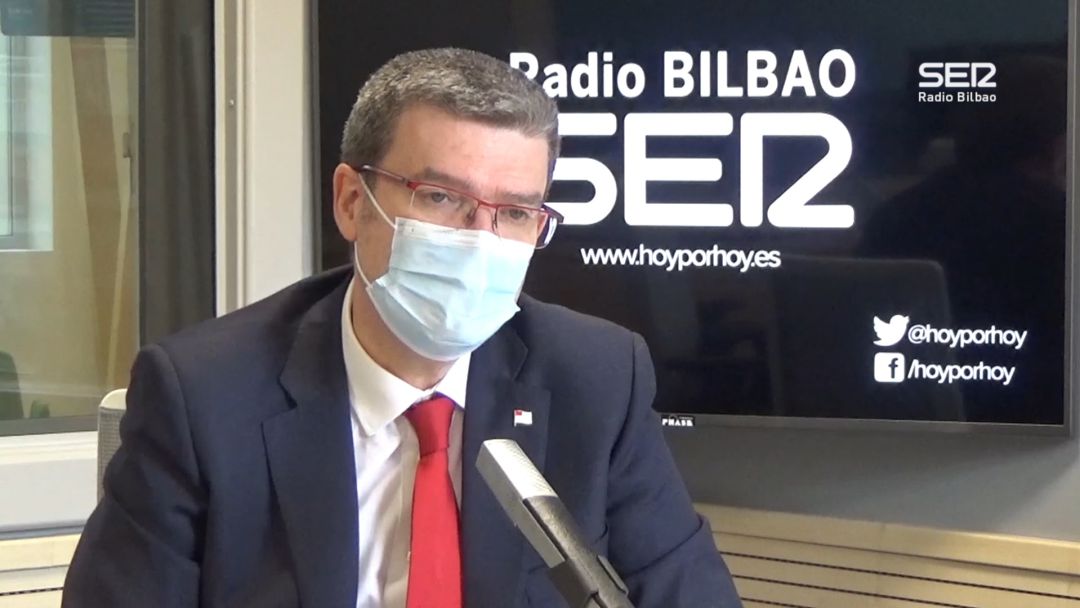 Juan Mari Aburto en una imagen de archivo en los estudios de Radio Bilbao Juan Mari Aburto en una imagen de archivo en los estudios de Radio Bilbao