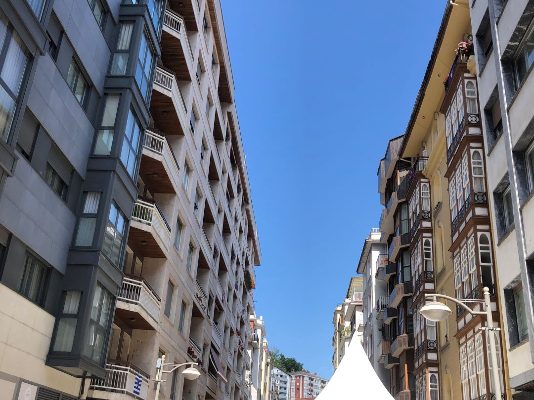 Fachadas de edificios en la céntrica calle Toribio Etxebarria de Eibar Fachadas de edificios en la céntrica calle Toribio Etxebarria de Eibar