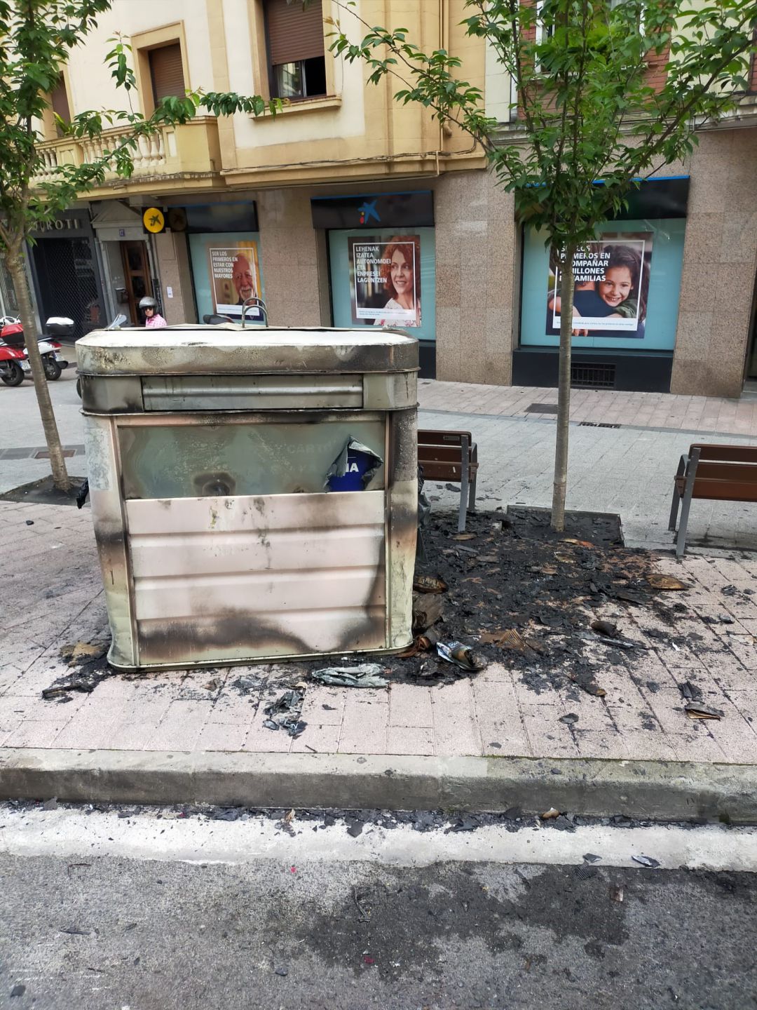 Uno de los contenedores quemados en la madrugada del sábado Uno de los contenedores quemados en la madrugada del sábado