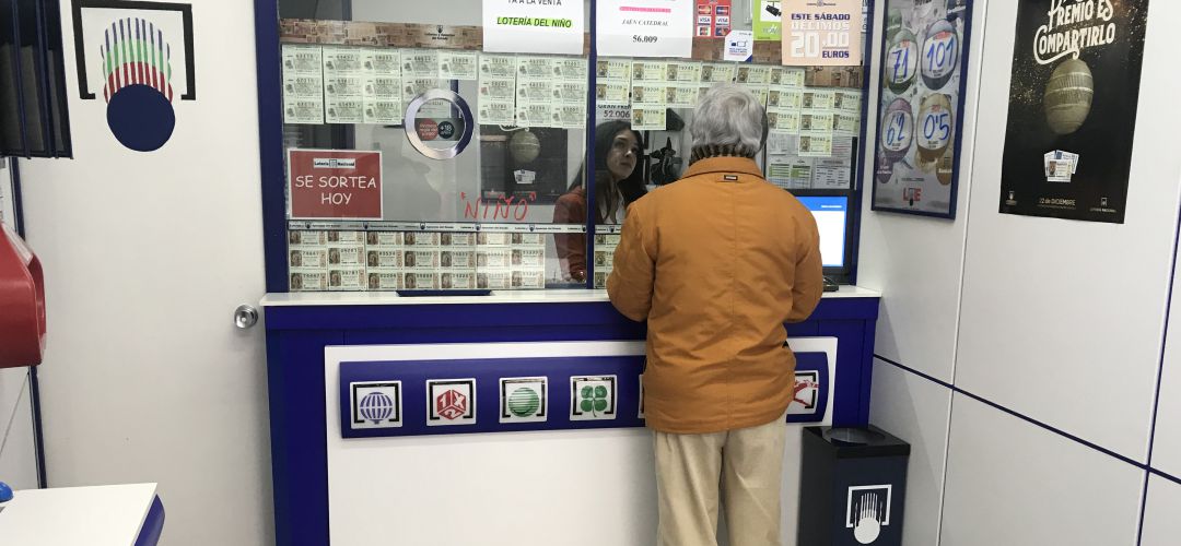 Ventanilla de una administración de loterías. Ventanilla de una administración de loterías.