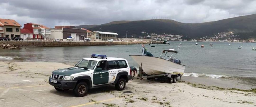Patrulla da Garda Civil recolle a embarcación Patrulla da Garda Civil recolle a embarcación