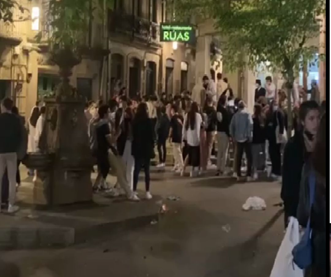 Personas celebrando el final del estado de alarma en la Praza da Verdurta Personas celebrando el final del estado de alarma en la Praza da Verdurta