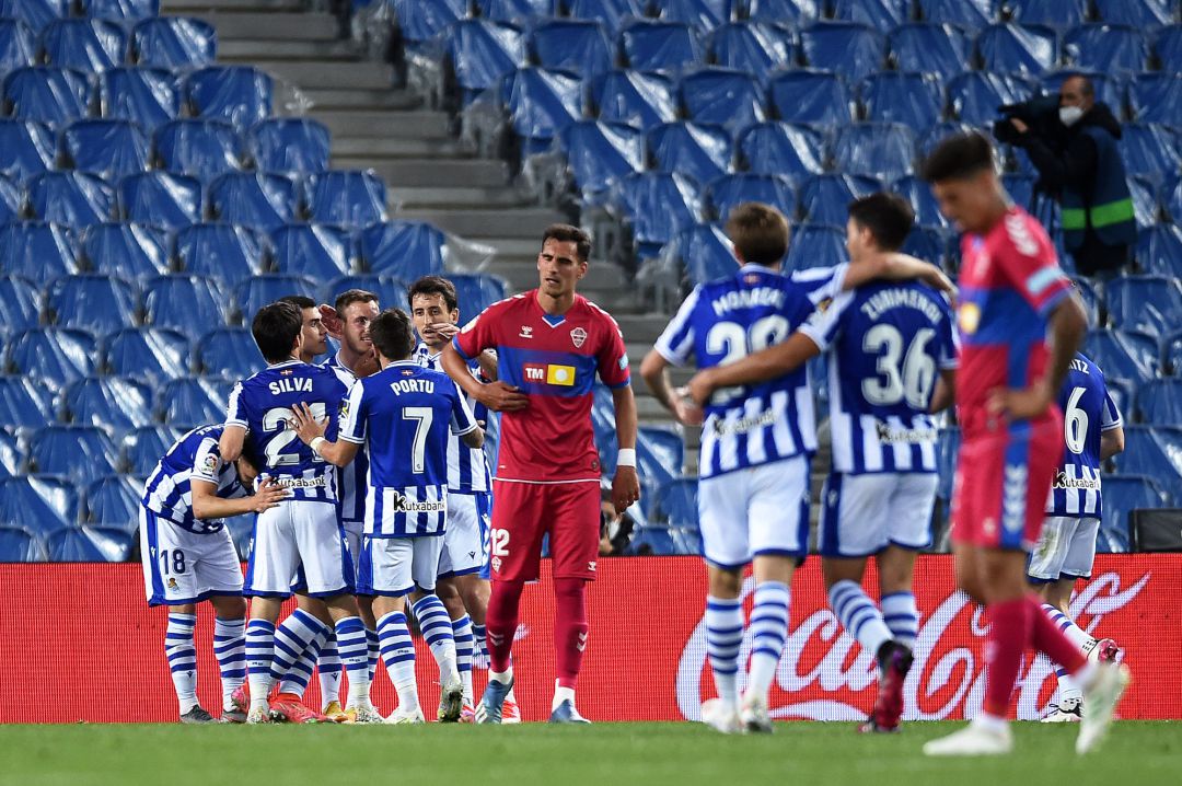 Los jugadores de la real celebran uno de los goles contra el Elche en la última jornada Los jugadores de la real celebran uno de los goles contra el Elche en la última jornada