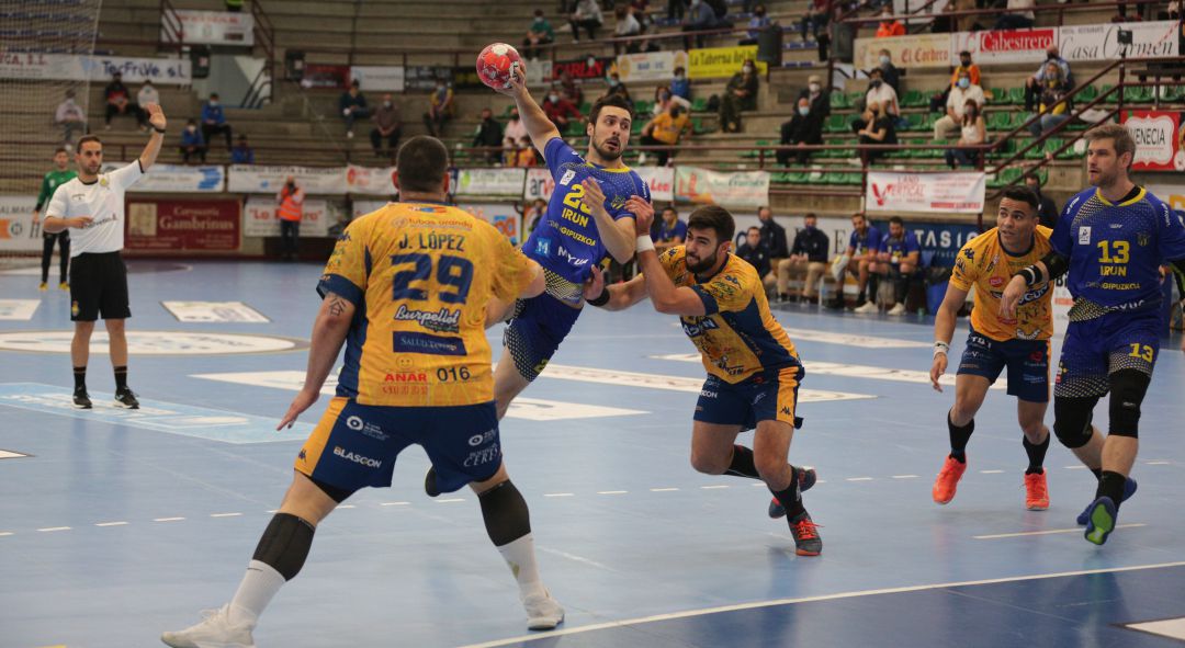 Jon Azkue arma el brazo para lanzar a portería con Julen Aguinagalde expectante Jon Azkue arma el brazo para lanzar a portería con Julen Aguinagalde expectante