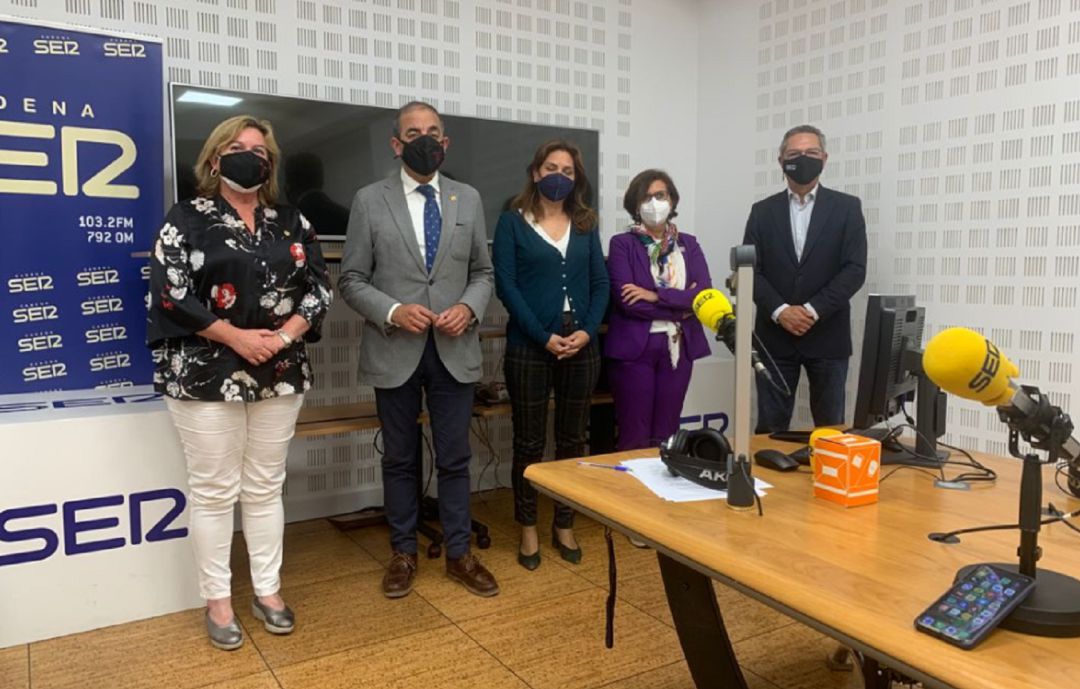 Carmen Gallardo, vicerrectora de Estudiantes; Miguel Ángel Castro, rector de la US; Cristina Yanes, vicerrectora de Ordenación Académica y Ana López, vicerrectora de Servicios Sociales, Campus Saludable, Igualdad y Cooperación junto a Salomón Hachuel Carmen Gallardo, vicerrectora de Estudiantes; Miguel Ángel Castro, rector de la US; Cristina Yanes, vicerrectora de Ordenación Académica y Ana López, vicerrectora de Servicios Sociales, Campus Saludable, Igualdad y Cooperación junto a Salomón Hachuel