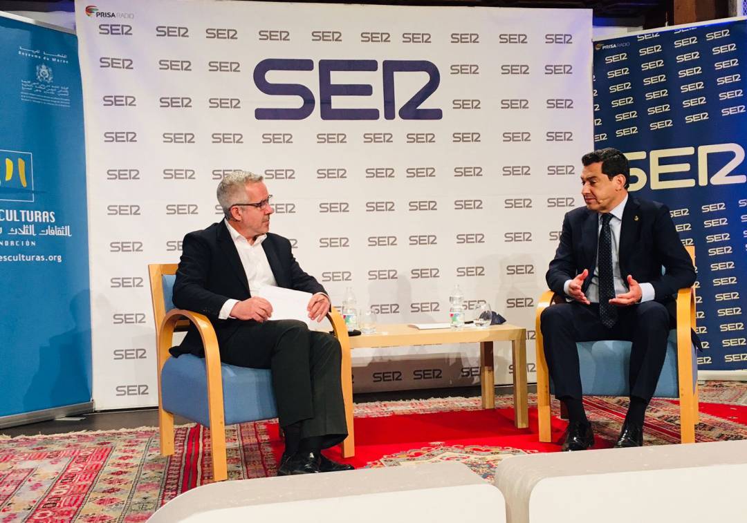 Diego Suárez, director de contenidos de la Cadena SER Andalucía entrevistando al presidente de la Junta, Juan Manuel Moreno, en el Encuentro SER celebrado en la Fundación Tres Culturas del Mediterráneo Diego Suárez, director de contenidos de la Cadena SER Andalucía entrevistando al presidente de la Junta, Juan Manuel Moreno, en el Encuentro SER celebrado en la Fundación Tres Culturas del Mediterráneo