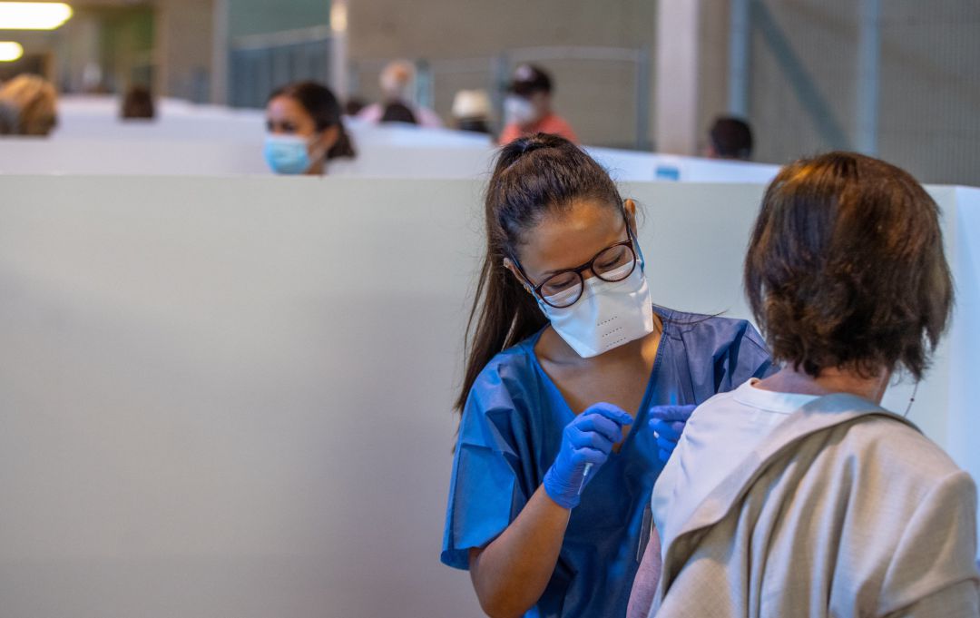 Una persona recibe la primera dosis de la vacuna contra el Covid-19, a 28 de abril de 2021, en el Estadio de la Cartuja, en Sevilla, (España) Una persona recibe la primera dosis de la vacuna contra el Covid-19, a 28 de abril de 2021, en el Estadio de la Cartuja, en Sevilla, (España)